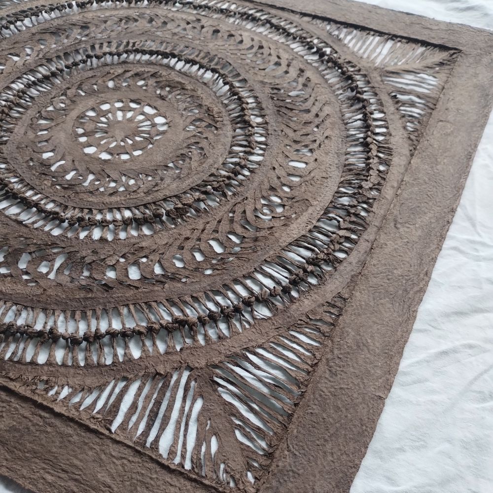 Arte Mural Mexicano Hecho a Mano en Papel Amate – Arte Mexicano Moderno (sin marco) - 23.62 in x 23.62 in - Con Nudos - Marrón Oscuro.