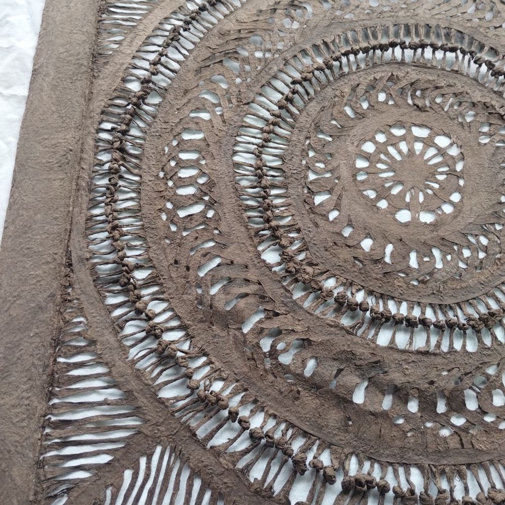 Arte Mural Mexicano Hecho a Mano en Papel Amate – Arte Mexicano Moderno (sin marco) - 23.62 in x 23.62 in - Con Nudos - Marrón Oscuro.